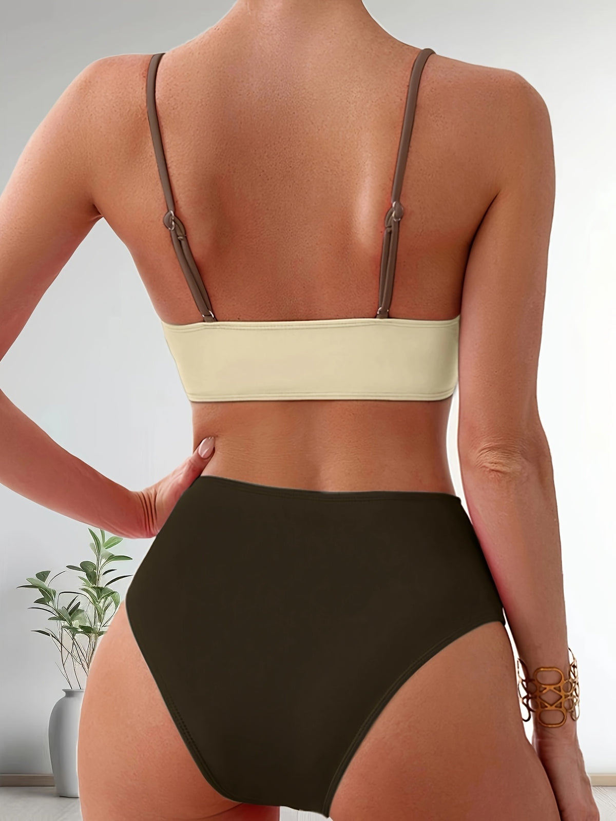 Bikini de Dos Piezas con Detalles en Bloques y Bandolera Cruzada