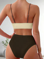Bikini de Dos Piezas con Detalles en Bloques y Bandolera Cruzada