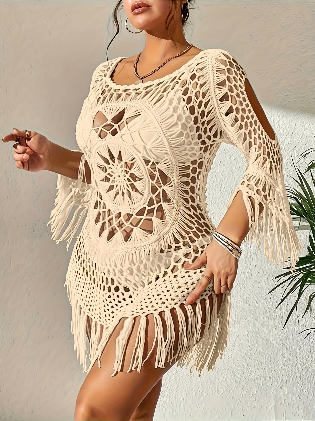 Vestido Semi-Transparente con Cadenas y Abertura