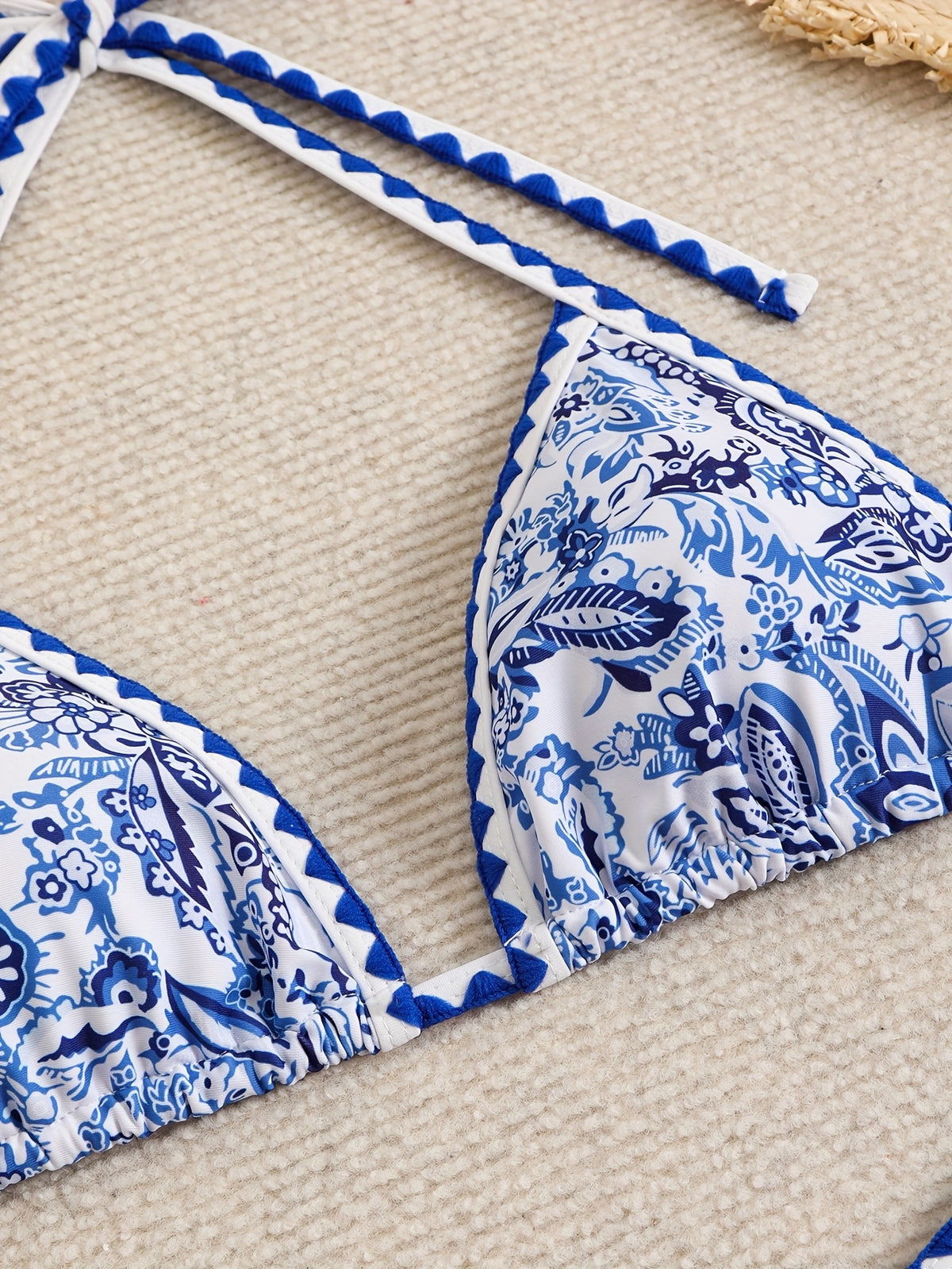 Bikini Estilo Étnico com Detalhes Cruzados Florais