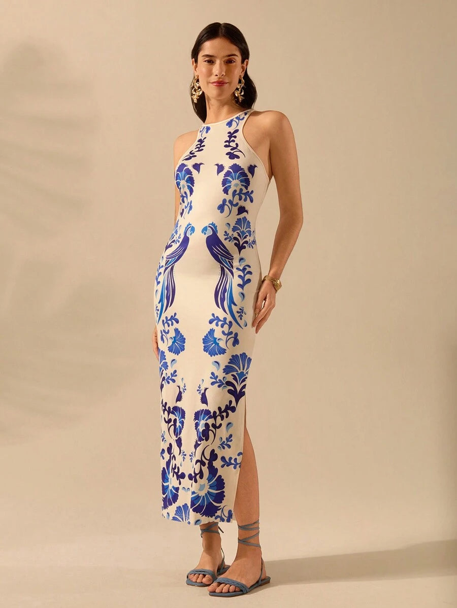 Vestido entallado azul con estampado tropical y loro