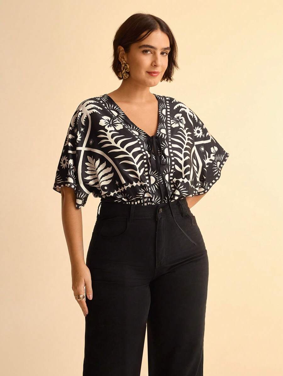 Body estampado con escote en V - plus size