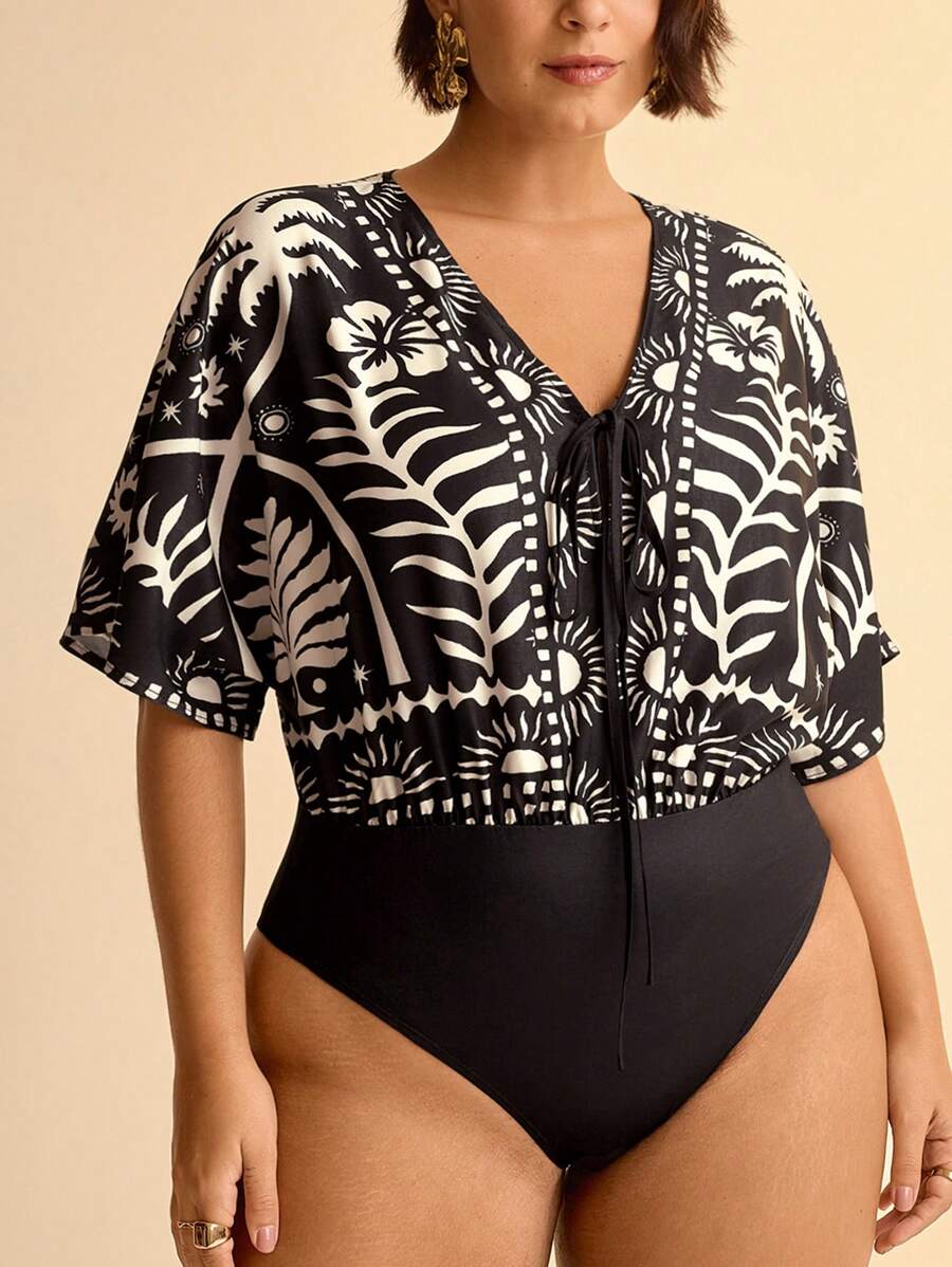 Body estampado con escote en V - plus size