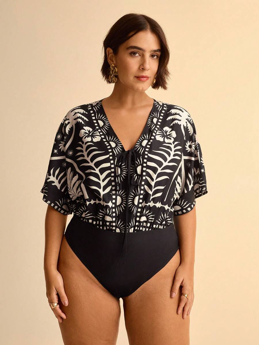 Body estampado con escote en V - plus size