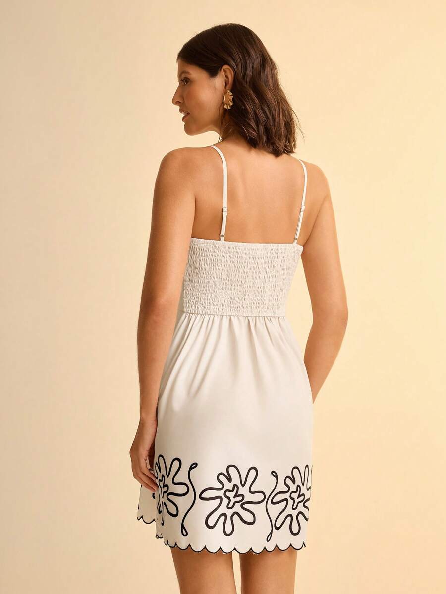 Vestido Camiseta Corto con Volado Floral Bordado