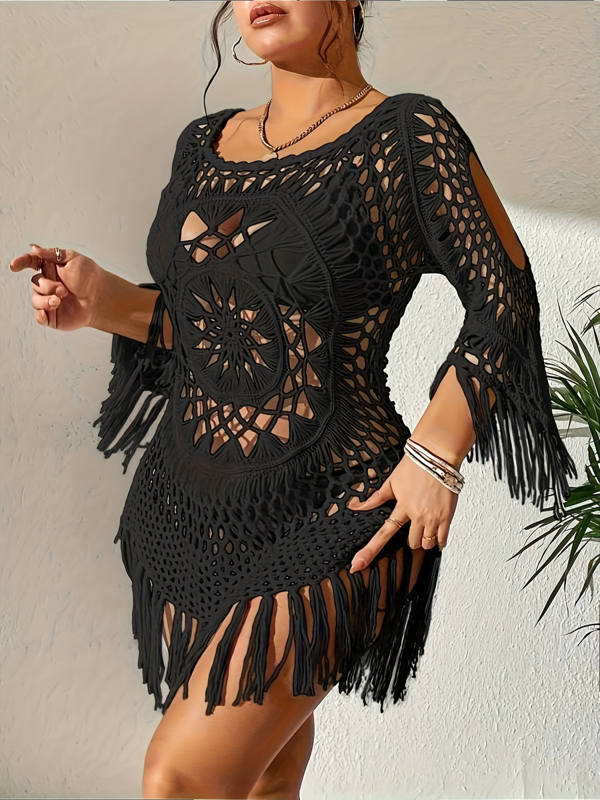 Vestido Semi-Transparente con Cadenas y Abertura