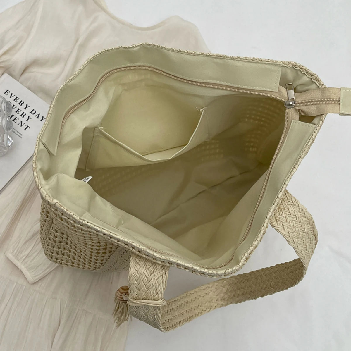 Bolso de paja tejido de gran capacidad para mujer 2025, nuevo bolso informal versátil con un solo hombro para cesta de verduras, bolso de playa para vacaciones en la playa, ropa de trabajo para ir al extranjero, bolso