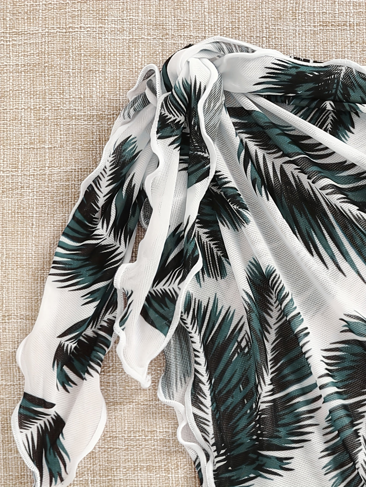 Bikini con top triangular y falda envolvente estampada de hojas