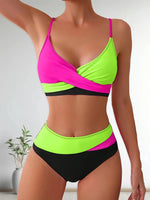 Bikini de Dos Piezas con Detalles en Bloques y Bandolera Cruzada